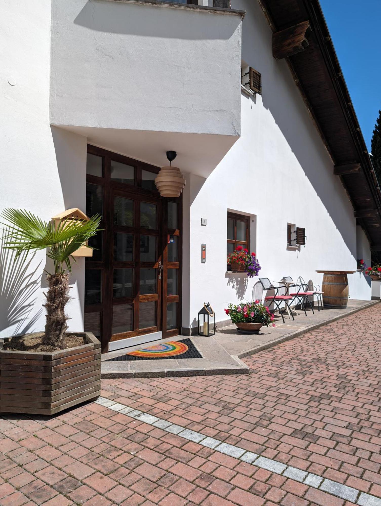 Hotel Eden Guesthouse Marlengo Bagian luar foto