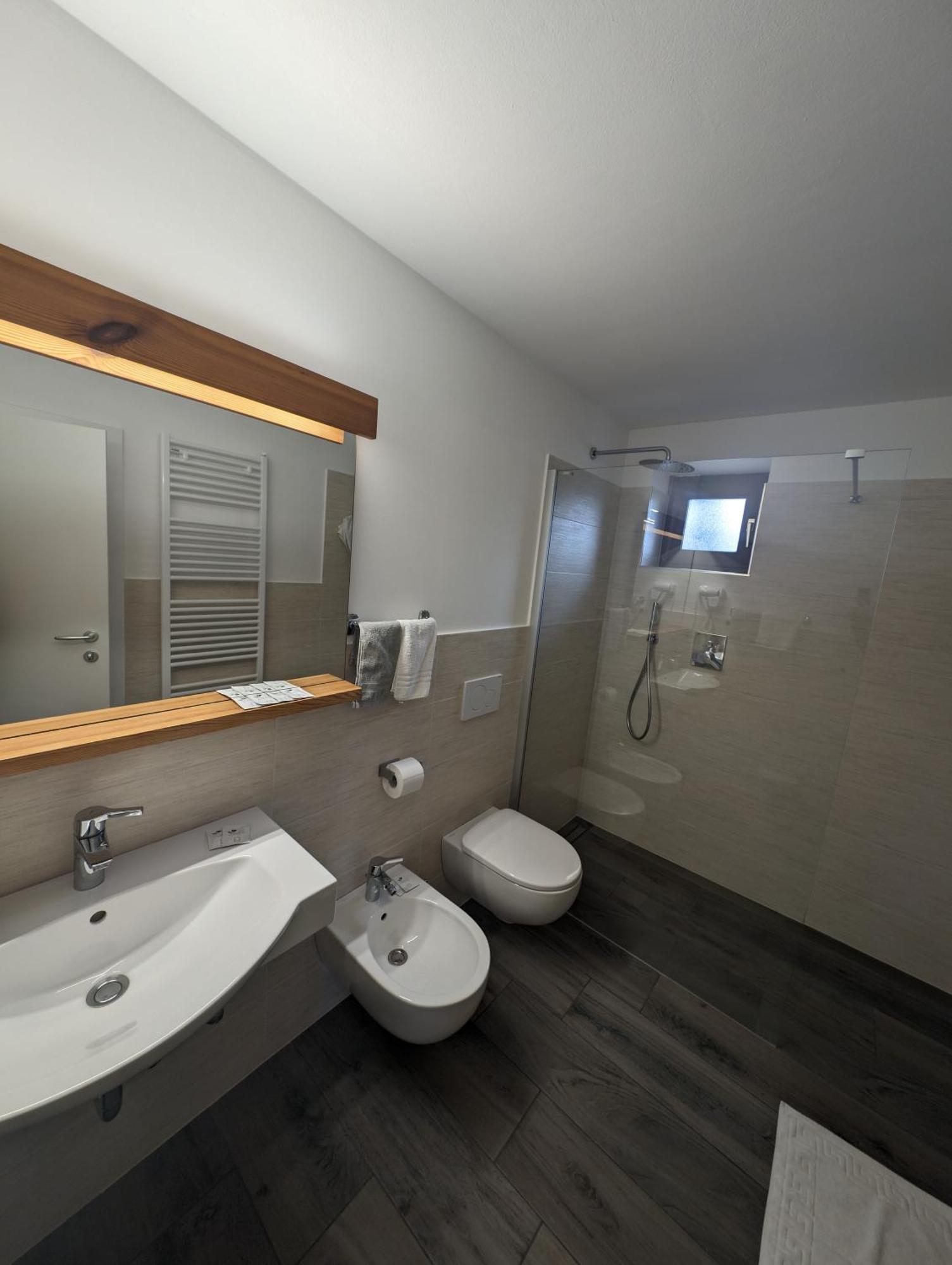 Hotel Eden Guesthouse Marlengo Bagian luar foto