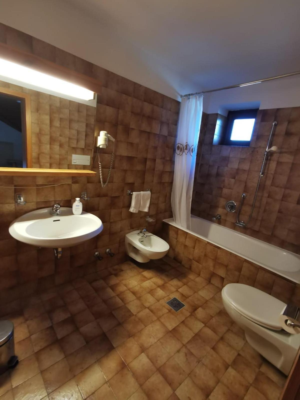 Hotel Eden Guesthouse Marlengo Bagian luar foto